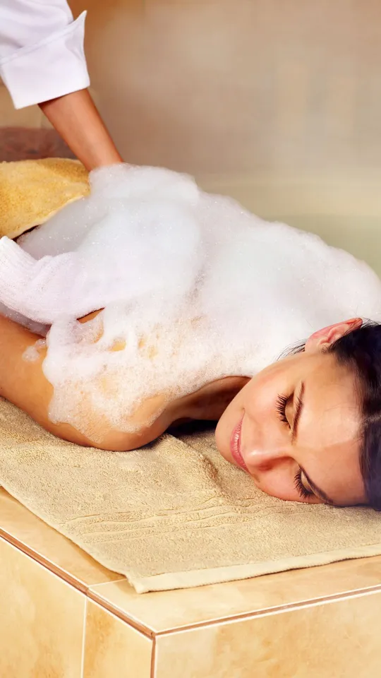 Massaggio con schiuma di sapone durante il rituale dell'hammam